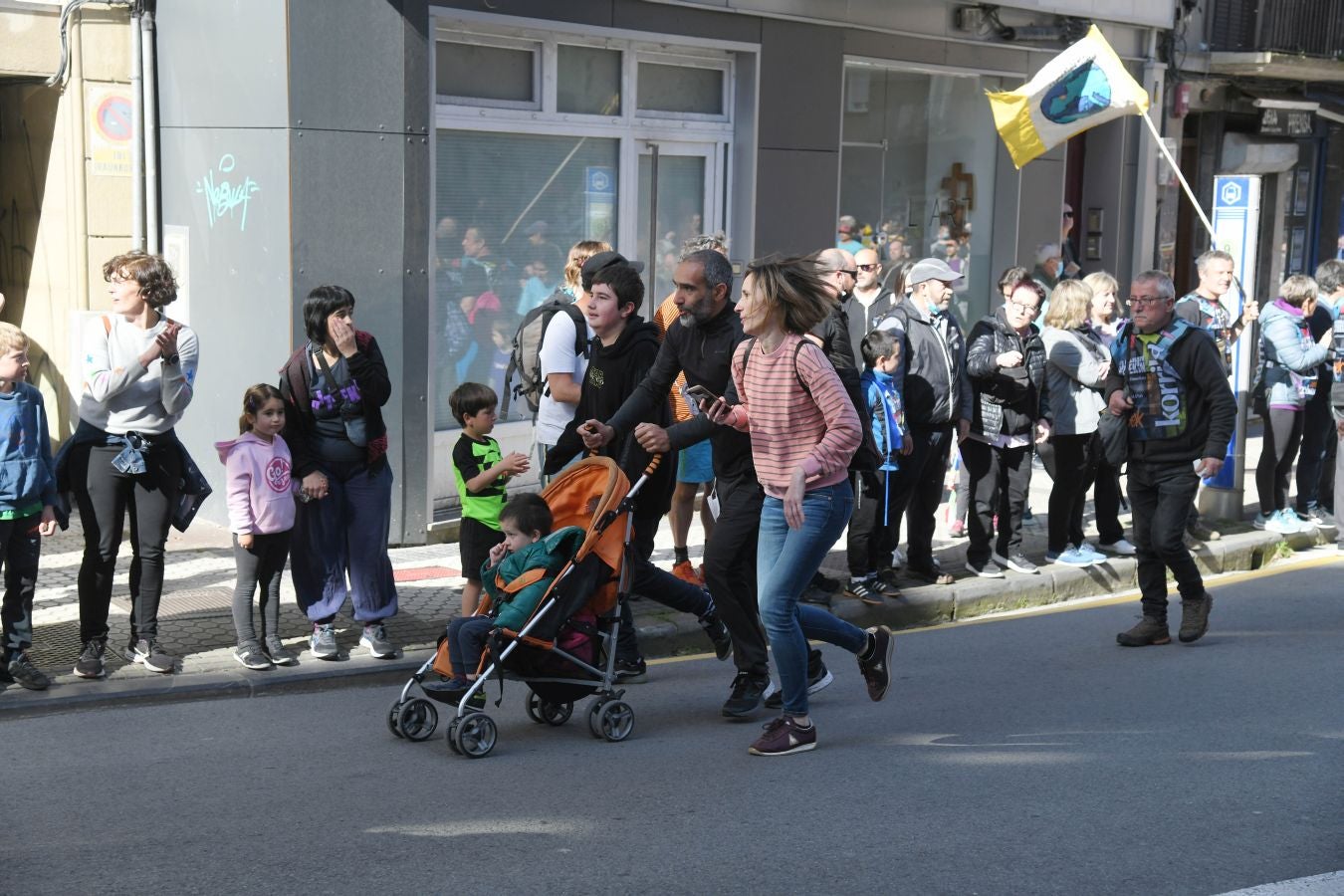 Karmele Jaio, lekukoaren mezua irakurtzen.