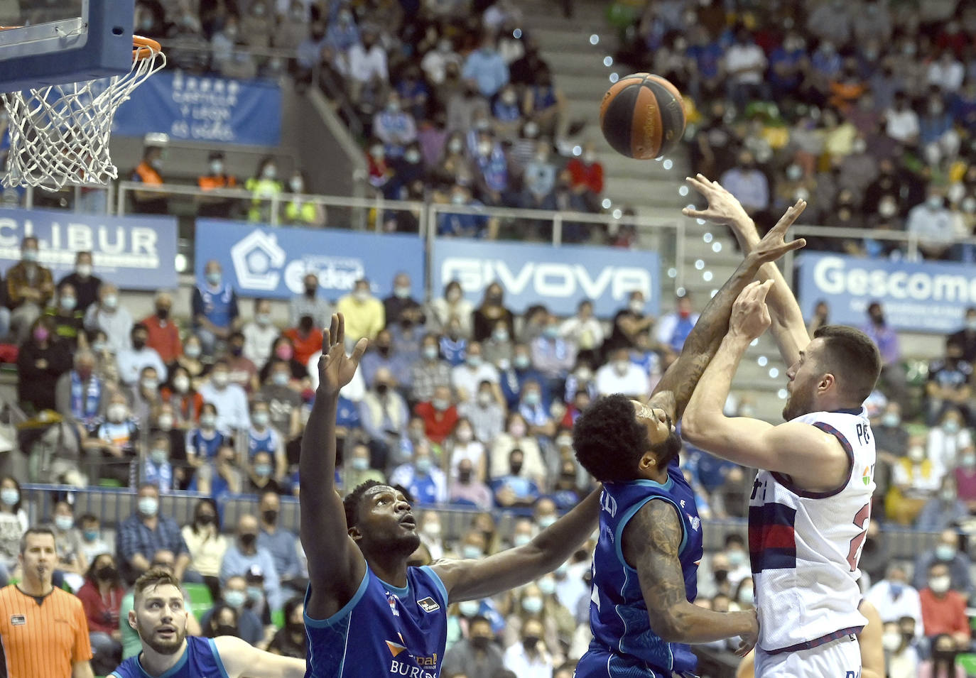 Fotos: Las mejores imágenes del Burgos - Baskonia