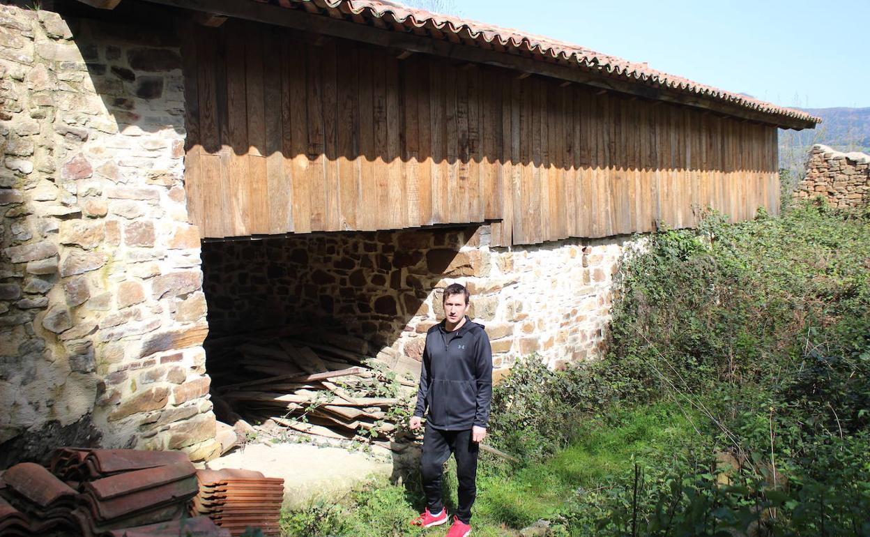 Arturo Berganza, en la antigua bolera junto al edificio reconstruido que se va a derribar. 