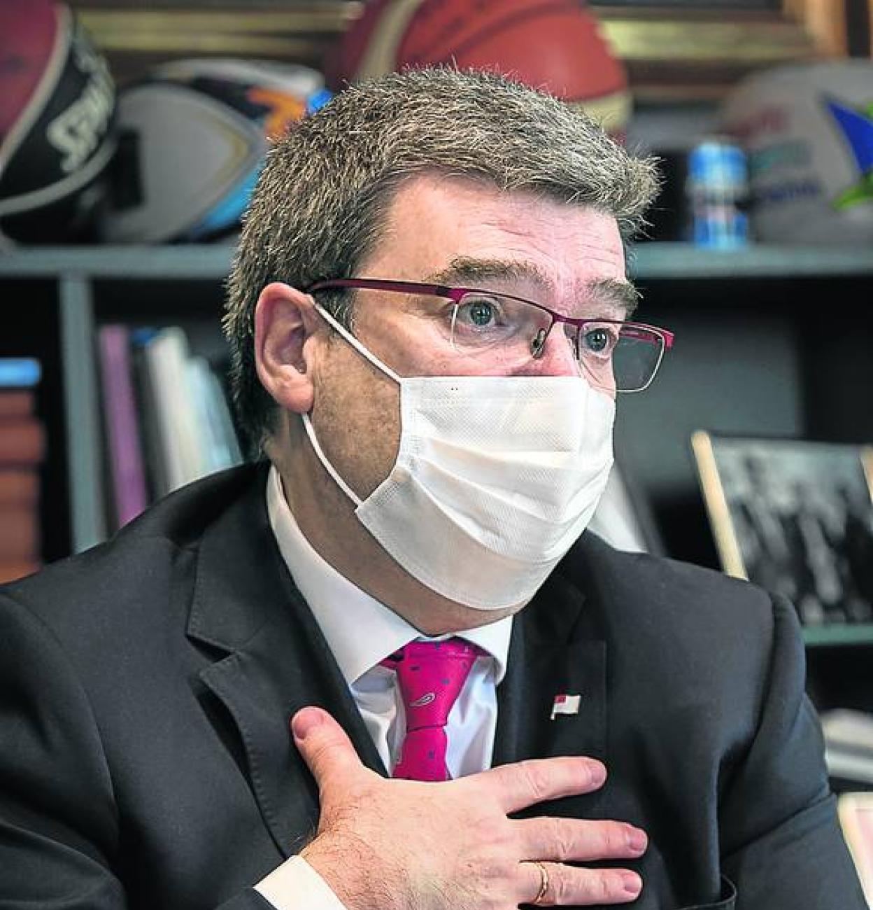 Aburto, en su despacho, durante la entrevista. 