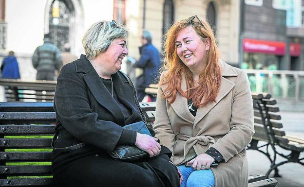 Natalia y Lisa Tsurkan, madre e hija, salieron de Ucrania con su gato por la frontera con Eslovaquia. 