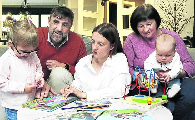 Fabián Meabe ha acogido en Berango a Oksana y a su madre Tetiana y a las pequeñas Emilia (izquierda) y Solomia. 