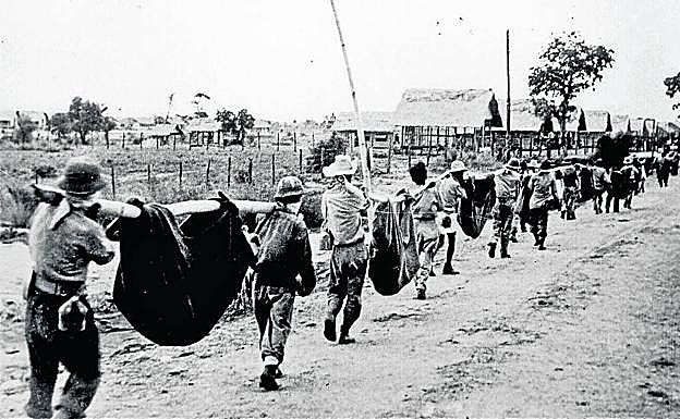 Esta foto capturada a los japoneses muestra a los prisioneros usando camillas improvisadas. 