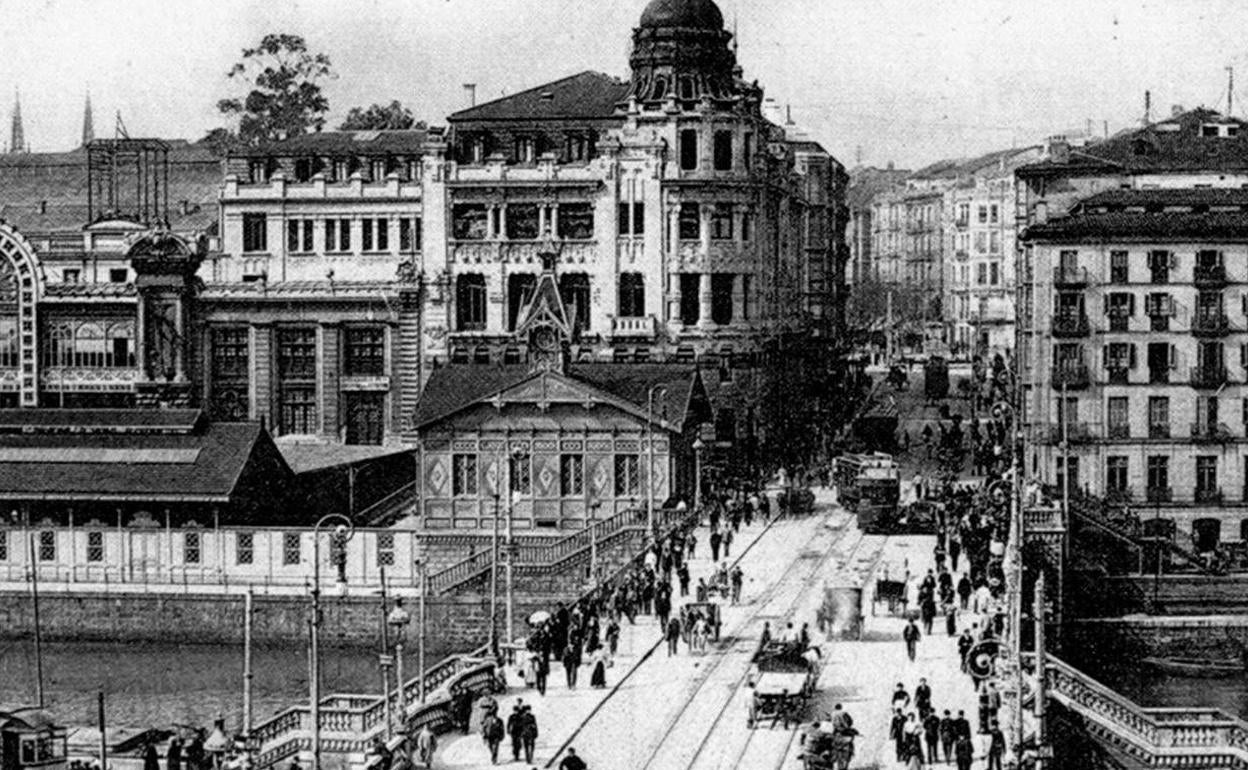 El edificio de La Bilbaina y del puente del Arenal. 