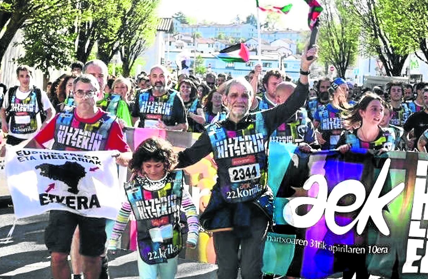 'Josu Ternera', con el testigo de la Korrika en Baiona. 