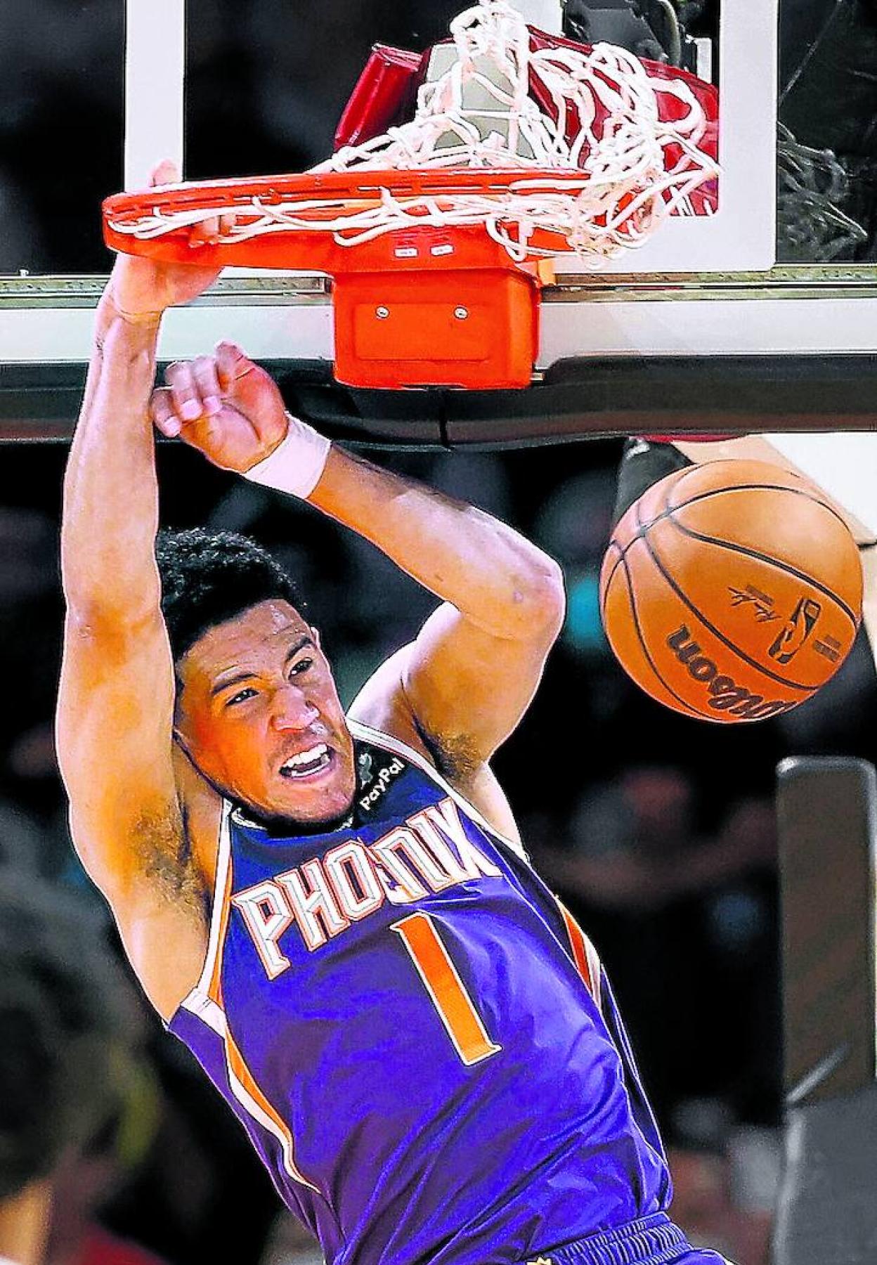 Devin Booker machaca el aro en la victoria de los Suns ante los Lakers. 