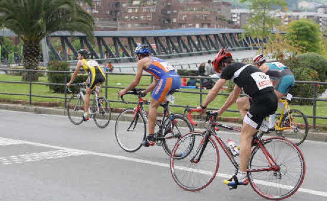 Participantes del Duatlón de Bilbao en su edición de 2008. 