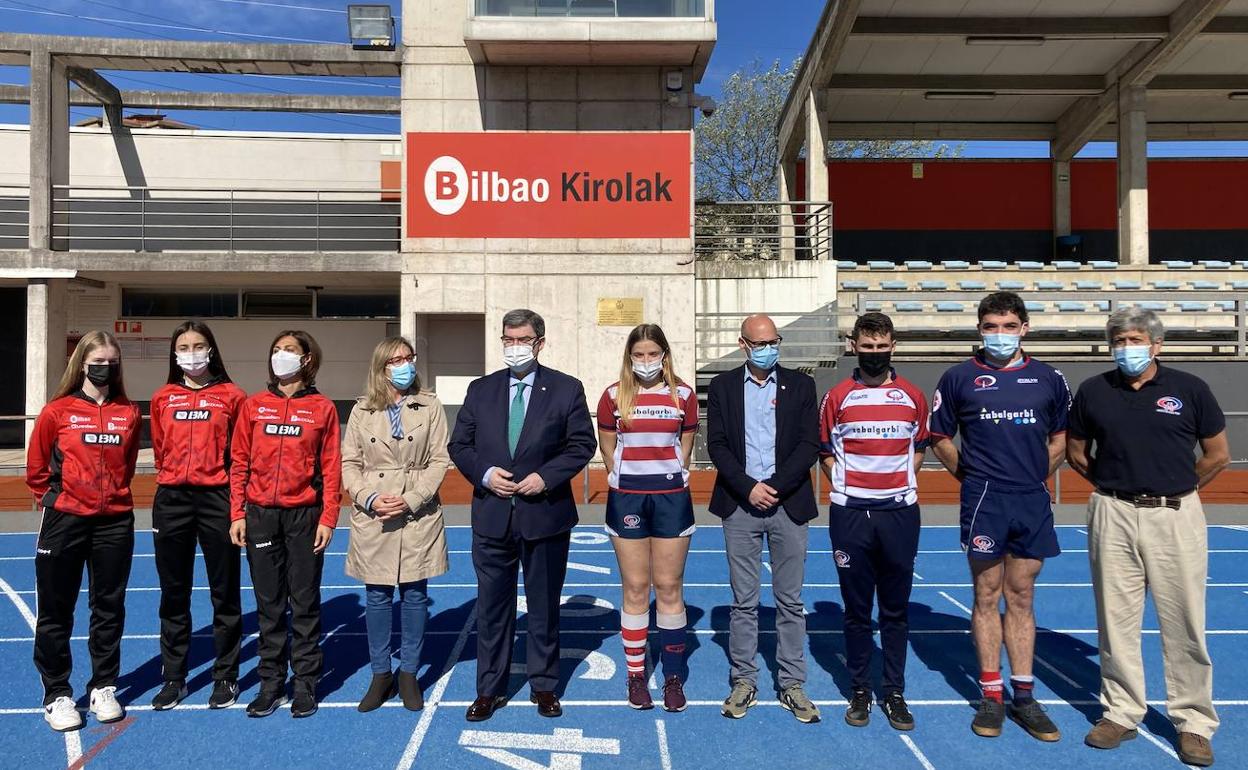 El alcalde y la concejal de Deportes junto a miembros del Bilbao Atletismo Santutxu y del Universitario Bilbao Rugby
