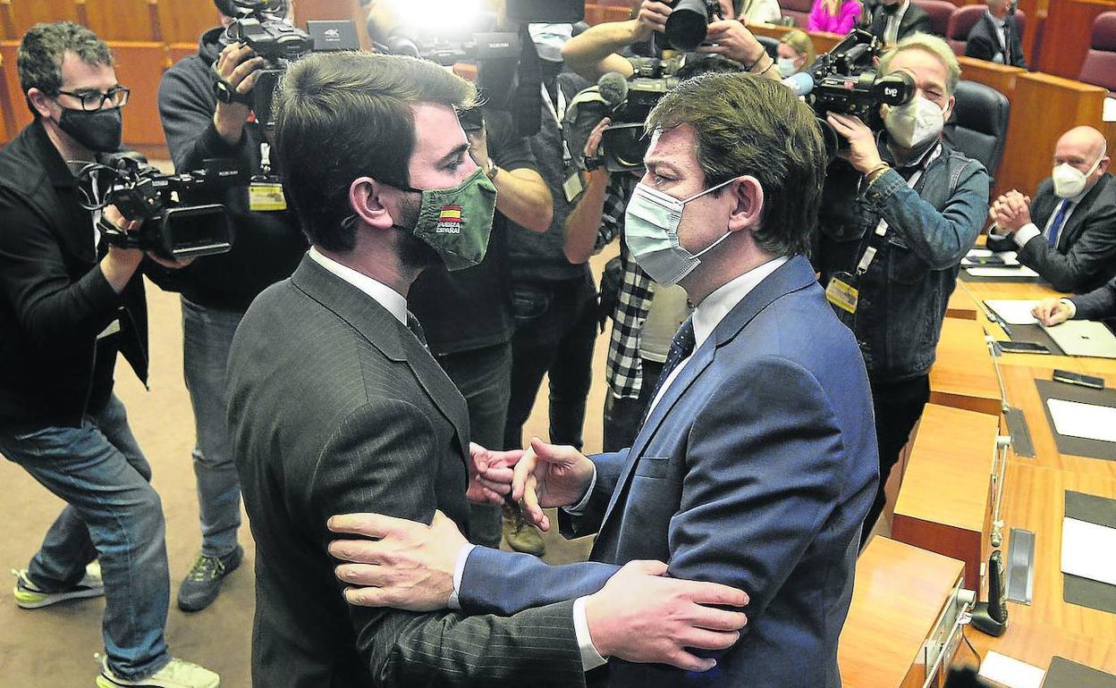 Juan García Gallardo, de Vox y futuro vicepresidente de la Junta, saluda al popular Alfonso Fernández Mañueco ayer en Valladolid. 