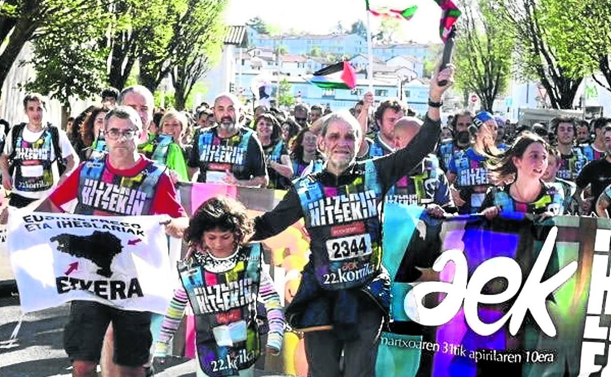 El histórico jefe de ETA José Antonio Urrutikoetxea, al frente de la Korrika a su paso por la localidad francesa. 