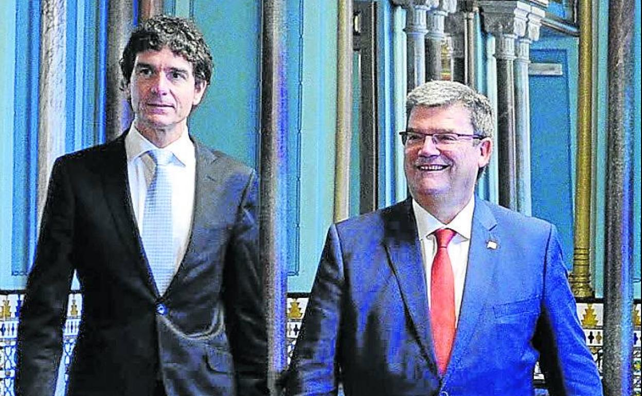 Rementeria y Aburto, en el Salón Árabe del Ayuntamiento. 