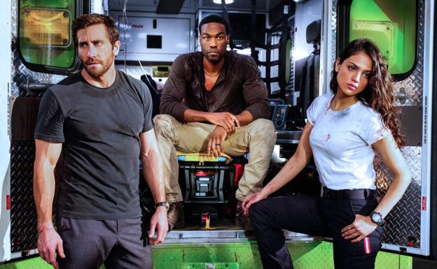 Jake Gyllenhaal, Yayha Abdul-Mateen II y Eiza González en 'Ambulance: Plan de huida'. 