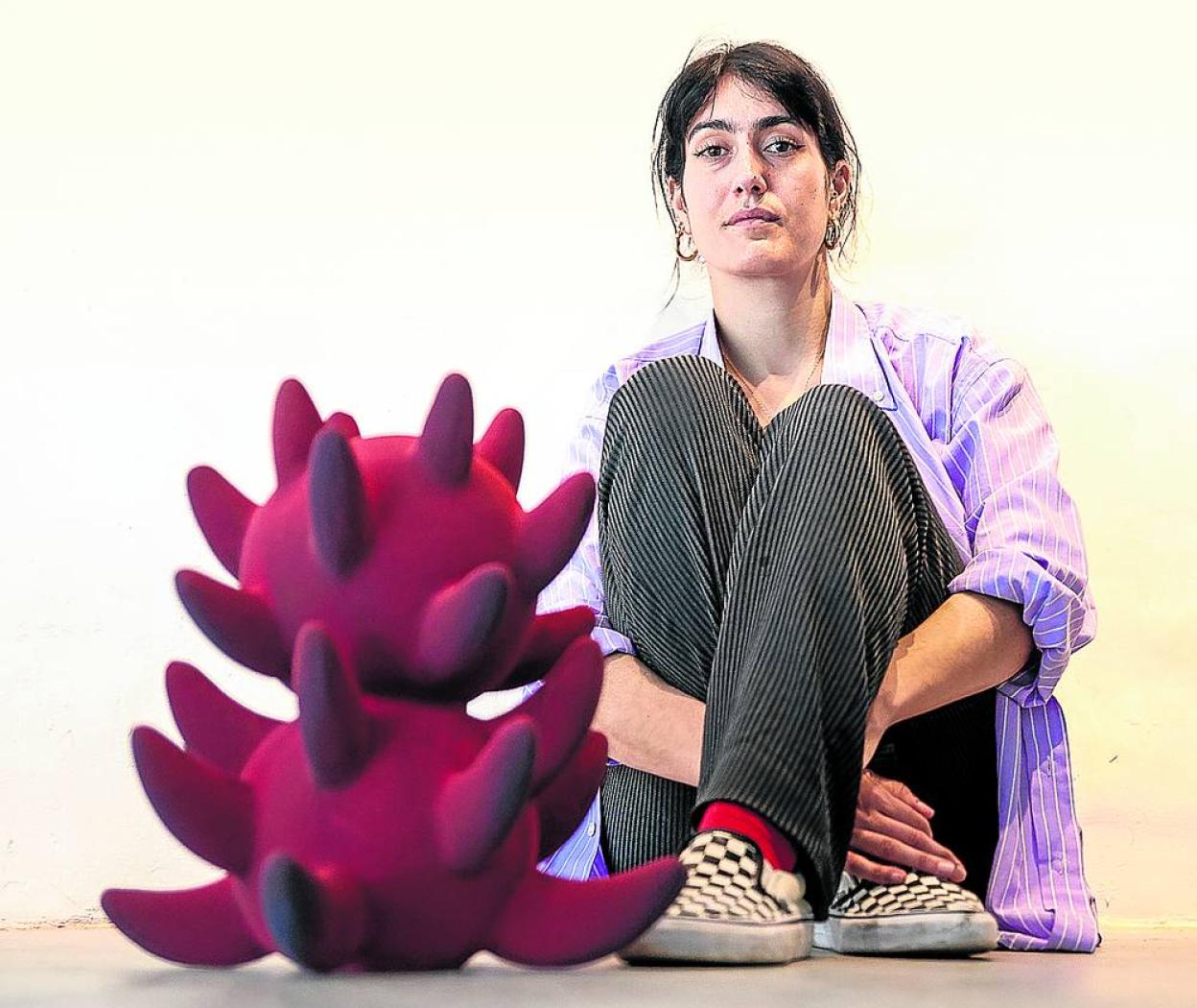 La artista respeta los procedimientos tradicionales e improvisa en las formas. 