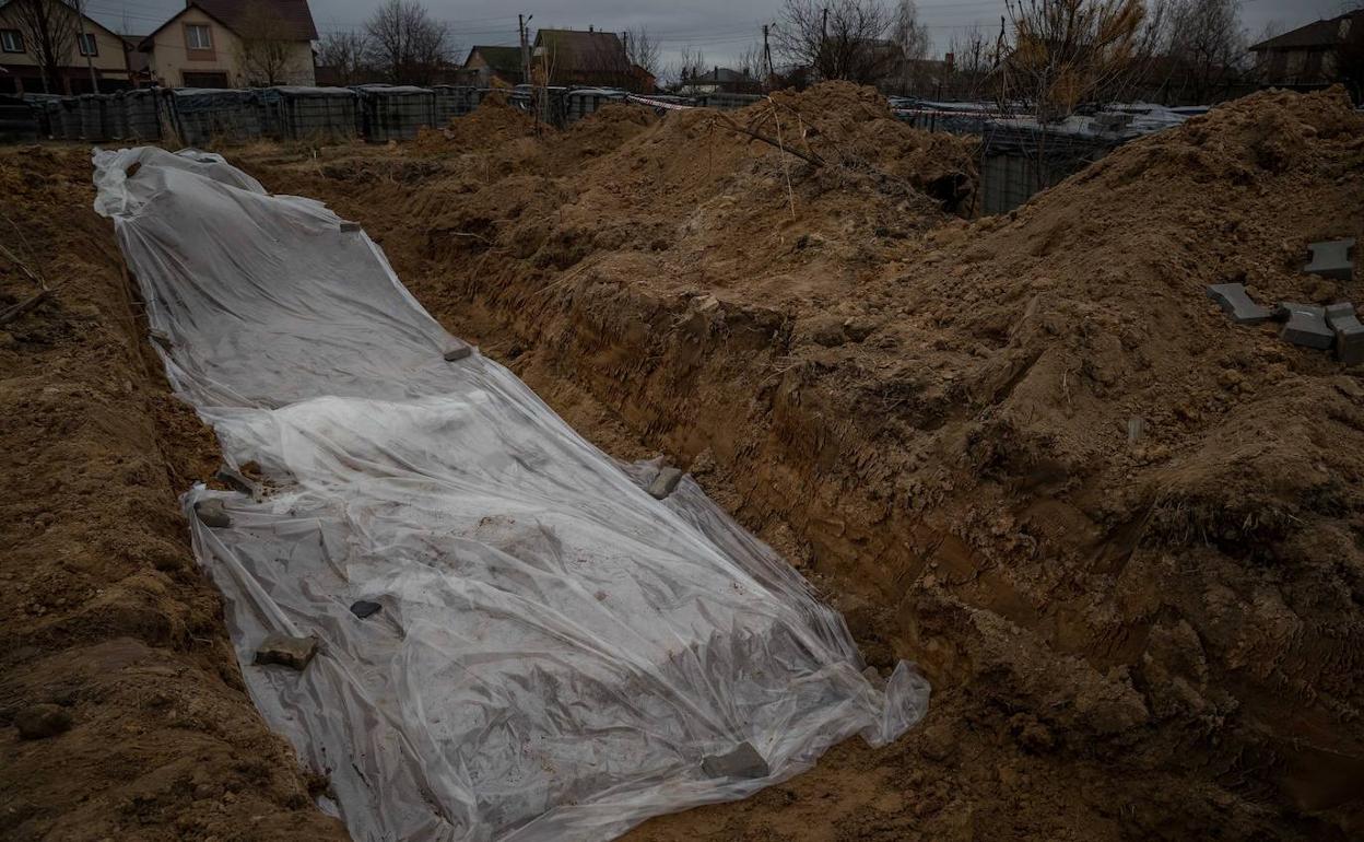 Cadáveres de la masacre en Bucha, en una fosa común.