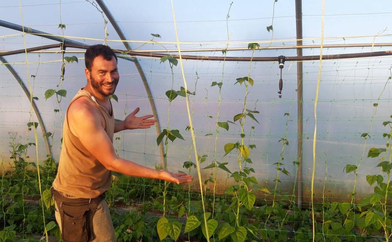 El baserritarra de Zigoitia que deja las hortalizas en la puerta de tu casa
