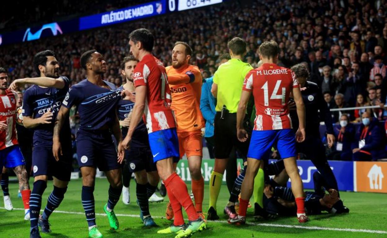 Stefan Savic, sujetado por Jan Oblak, durante la tangana en el tramo final del Atlético-City. 