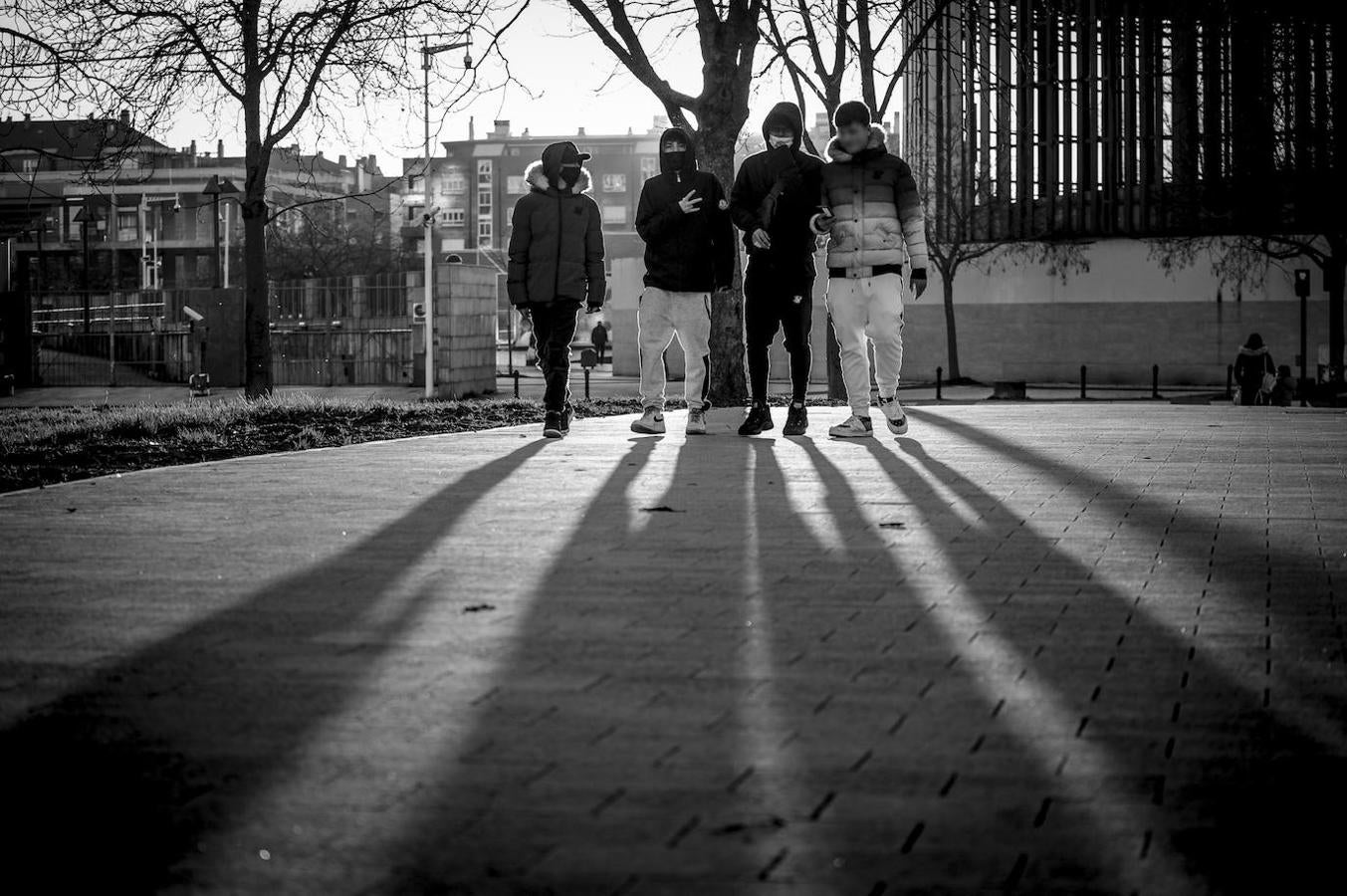 Un grupo de jóvenes camina por la calle Portal de Foronda, que con sus 1,5 kilómetros se extiende desde la entrada a Vitoria desde Bilbao hasta la rotonda de América Latina.