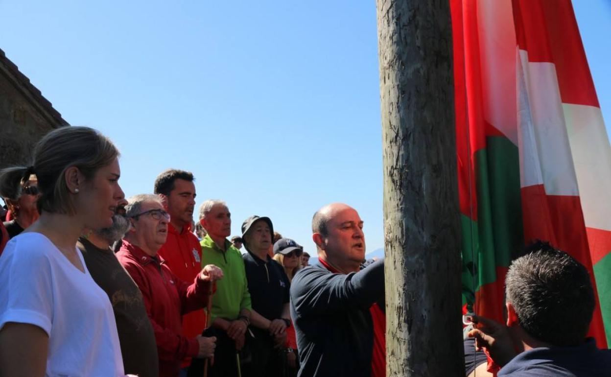 El presidente del EBB, Andoni Ortuzar, iza la ikurriña en la cima del monte Bizkargi