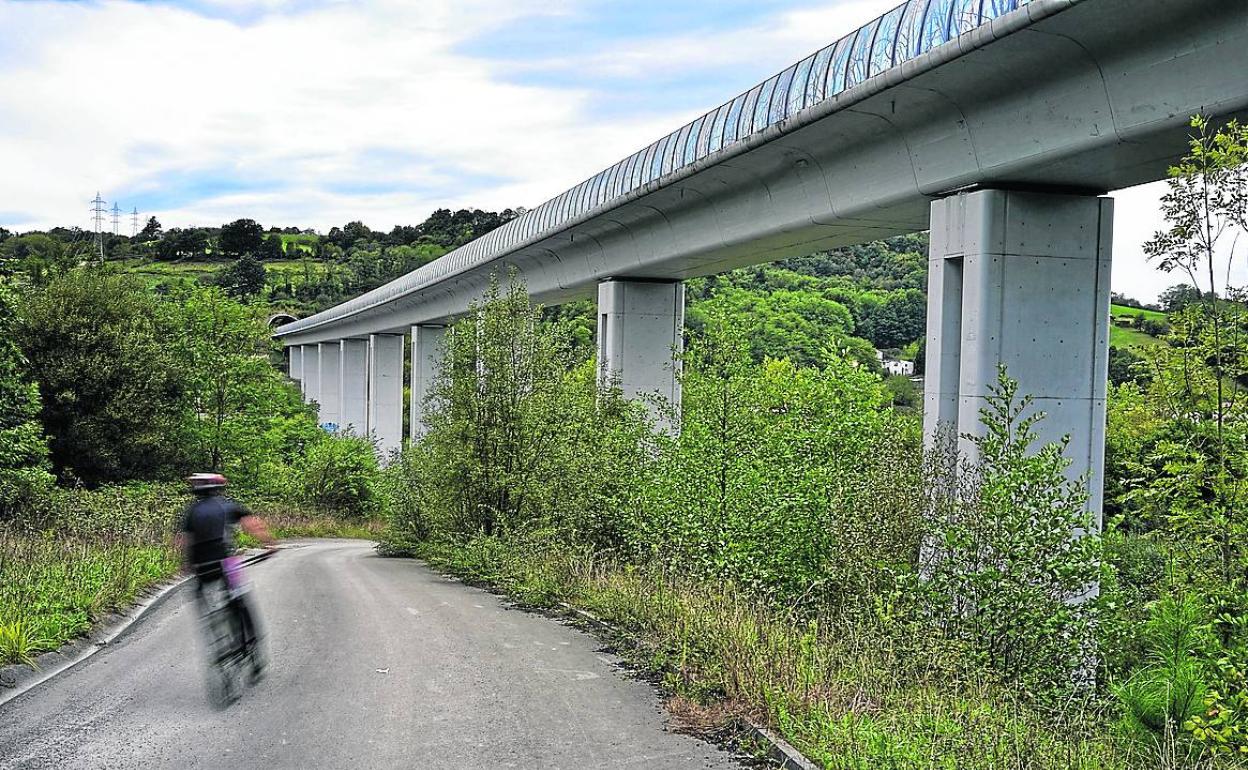 Imagen de uno de los viaductos que atraviesa por terrenos de Durango. 