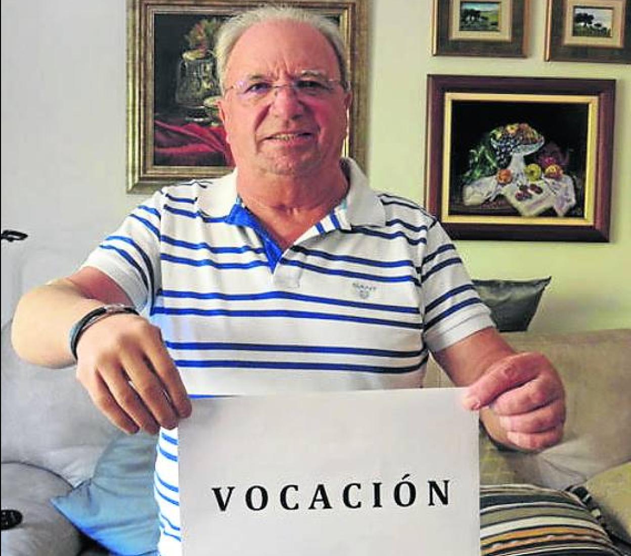 Antonio Guerra posa en su casa con un cartel donde expresa su compromiso. En el brazo derecho, a partir del codo, lleva la prótesis.