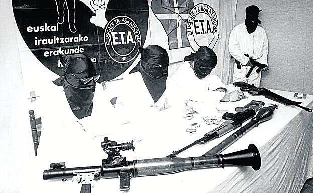 Rueda de prensa de ETA (pm), en los años 80, con un lanzagranadas en primer plano. 