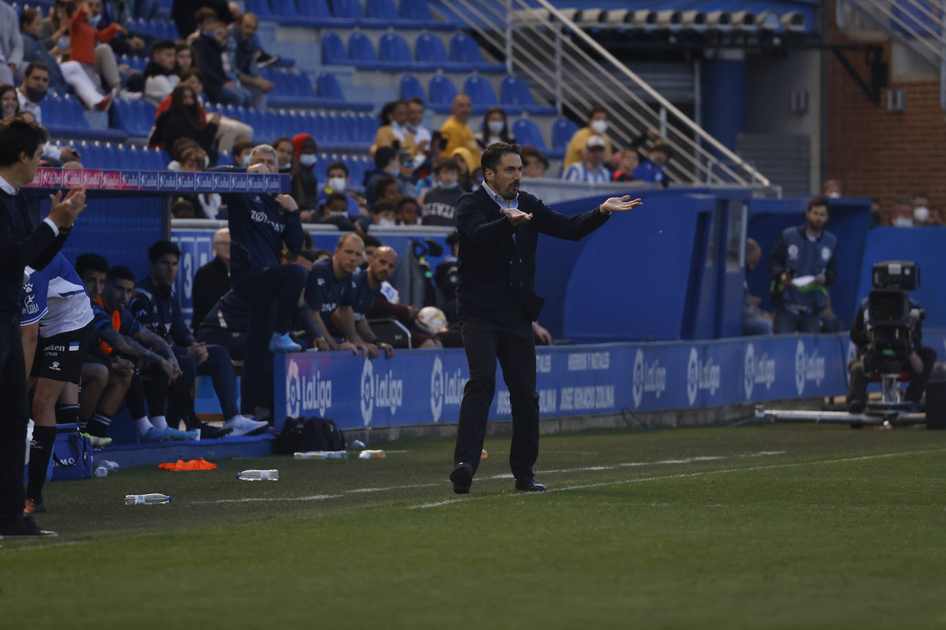 Julio Velázquez arenga a sus jugadores durante el partido ante el RAyo. 