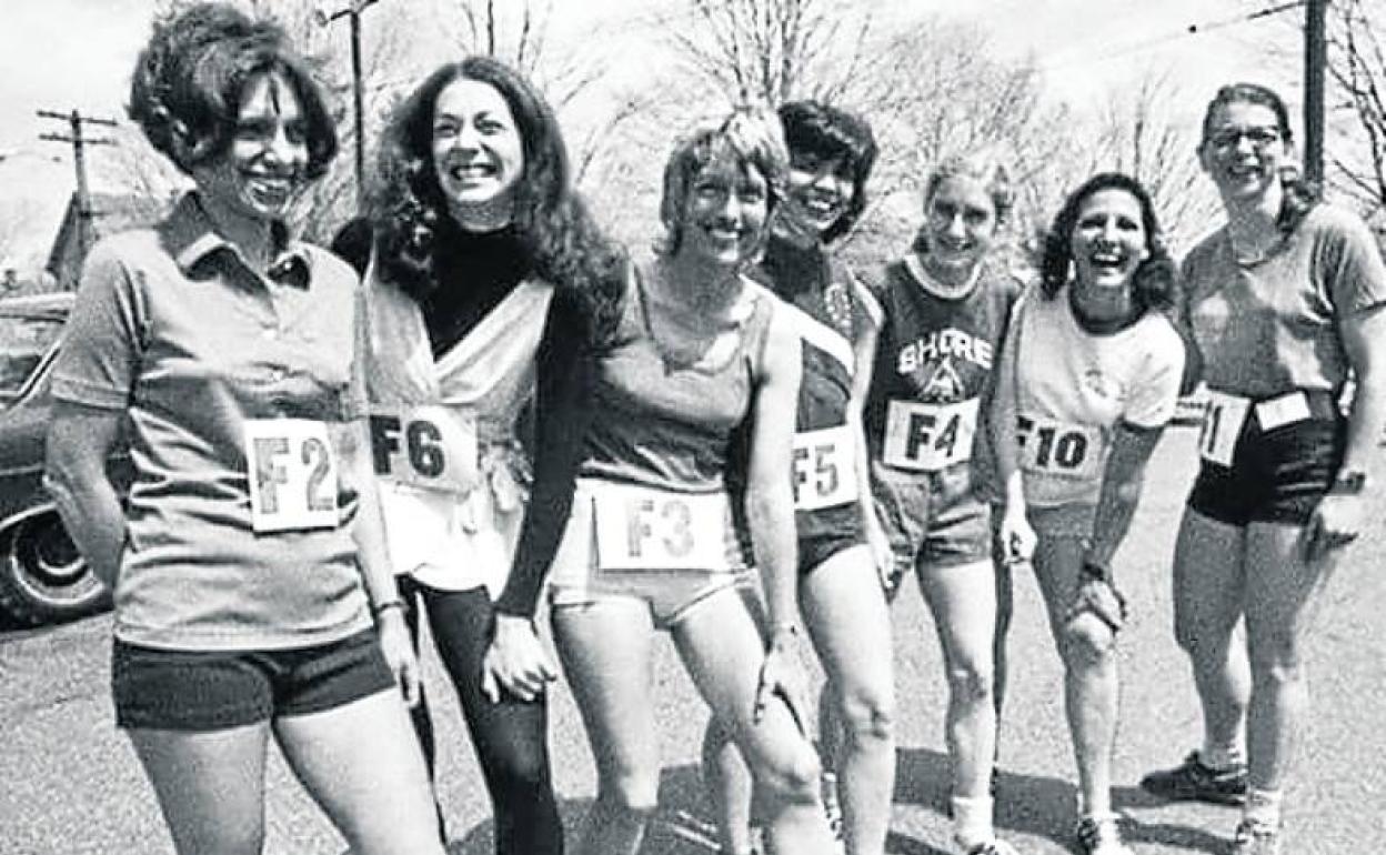 Siete de las ocho participantes en el maratón de Boston de 1972.