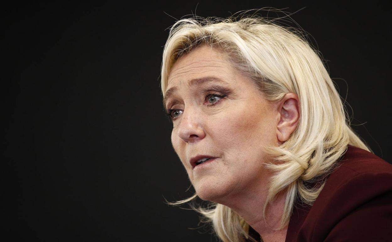 Eskuin muturreko burua den Le Pen bigarren geratu zen.