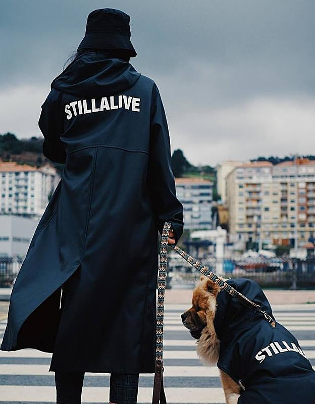 Oihana Barrasa con su perro Sugus vestidos de tu firma 'Stillalive'.