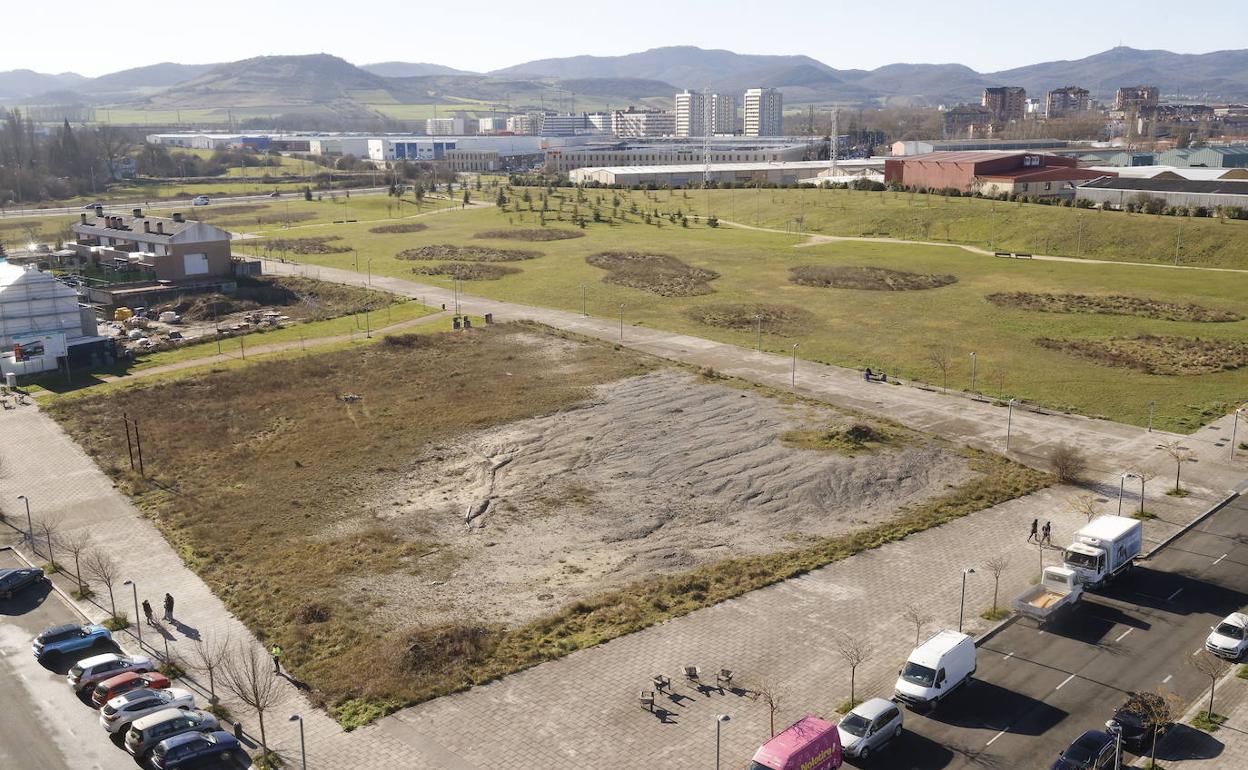 La parcela donde se ubicará el futuro instituto de Salburua y donde todavía no han comenzado las obras.