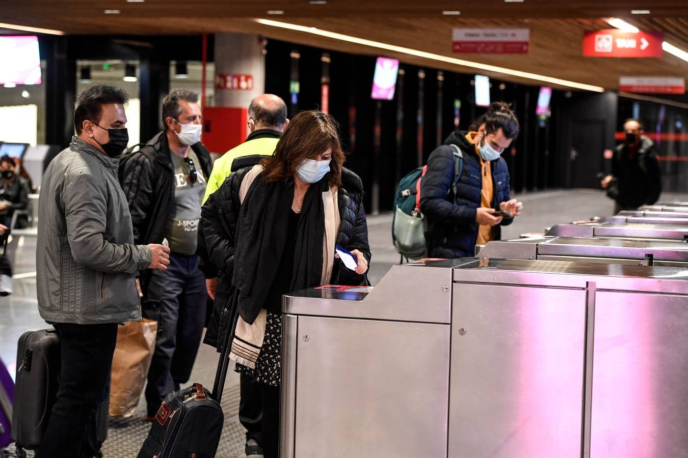 Fotos: Primer día sin mascarillas en interiores en Bizkaia