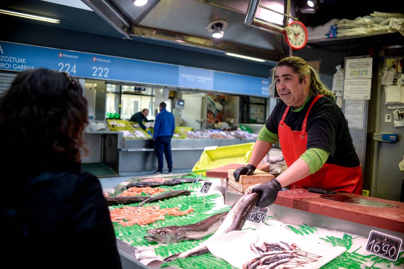 Fotos: Primer día sin mascarillas en interiores en Bizkaia