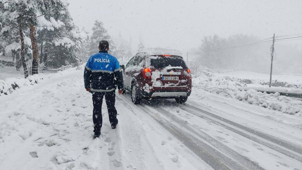 Problemas de circulación a causa de la nieve en 'El Espinar' (Segovia).