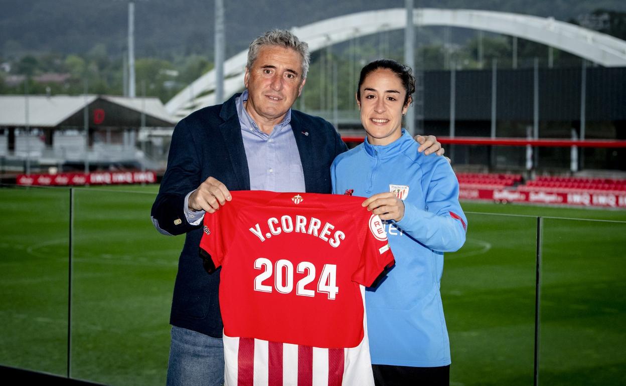 Joseba Agirre, director deportivo del Athletic, junto a Yulema Corres en Lezama. 