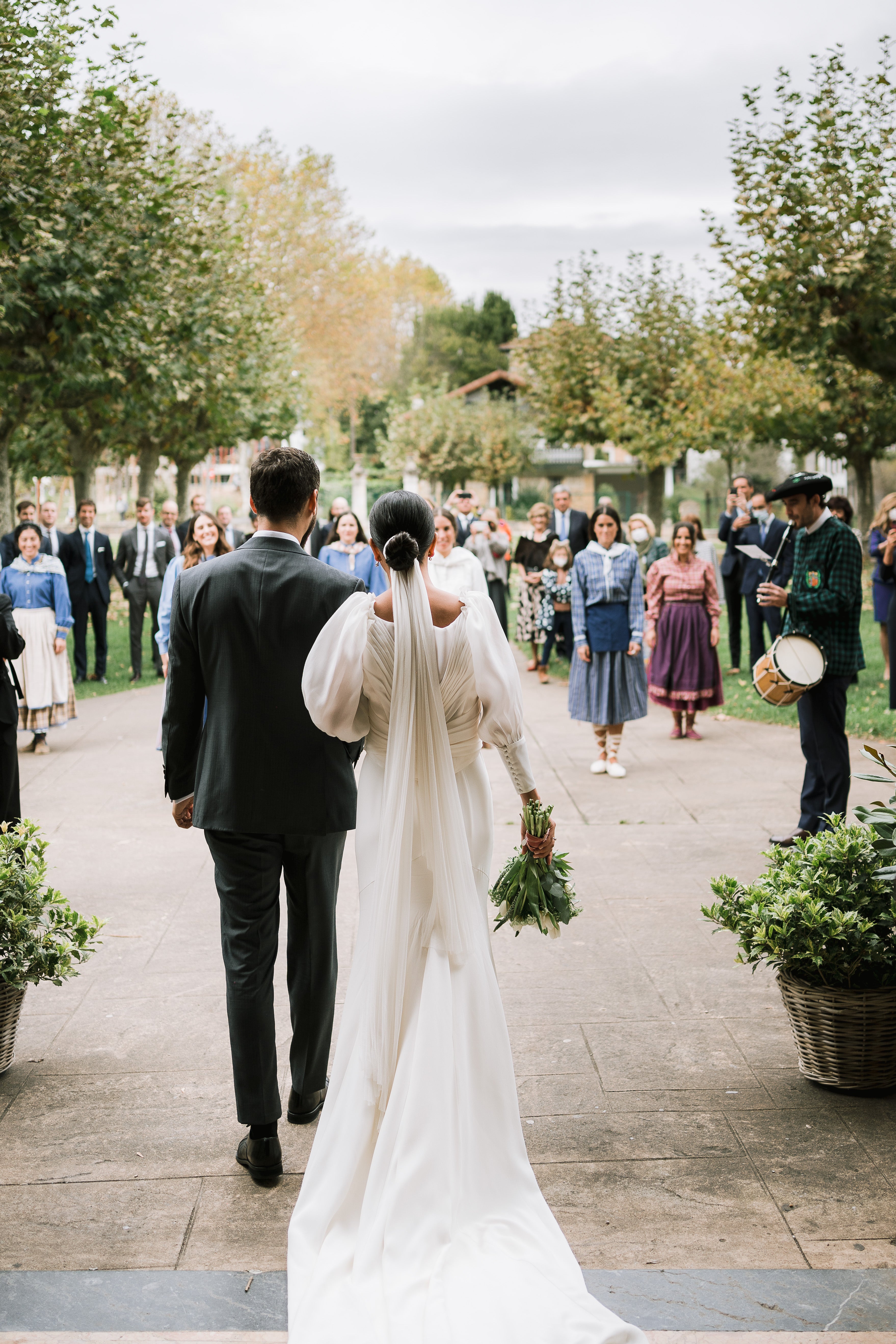 Fotos: Un vestido desmontable y un velo diferente: así fue la boda de Itziar en Amorebieta