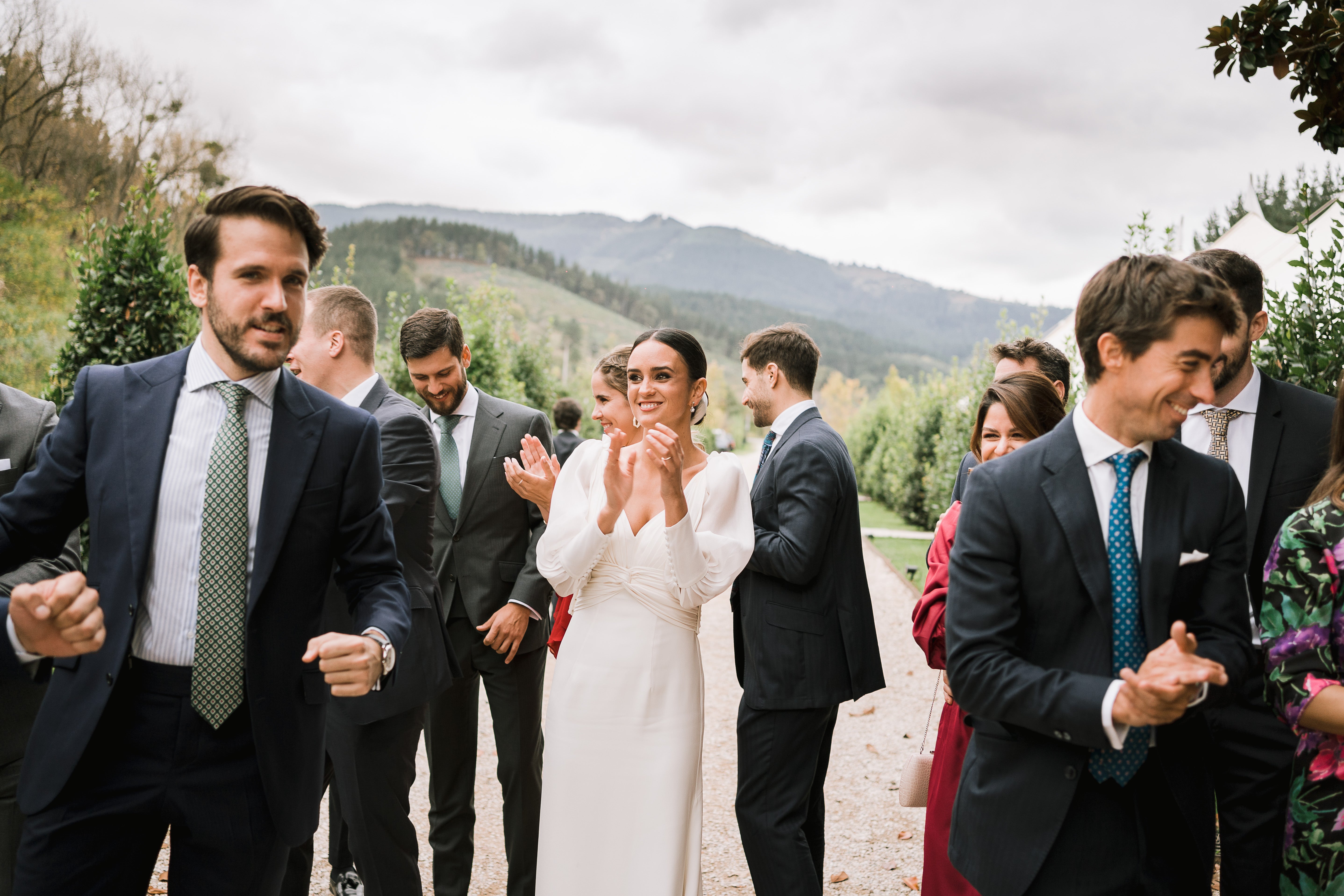 Fotos: Un vestido desmontable y un velo diferente: así fue la boda de Itziar en Amorebieta