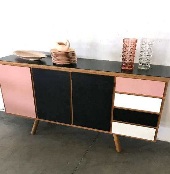 Si está buscando darle un aire nuevo al salón de su casa y desde hace tiempo está obsesionada con la estética de los años 50… ¡Tenemos el artículo que debes regalarle a tu ama el Día de la Madre! El diseño único de esta pieza italiana de 'Tokyo Store' le fascinará. Eso sí que será amor a primera vista. Cuesta 550 euros y lo puedes comprar a través de su página web (www.tokyostory.biz) o en su tienda física, situada en la calle Urgozo, local 3 (Olabeaga).