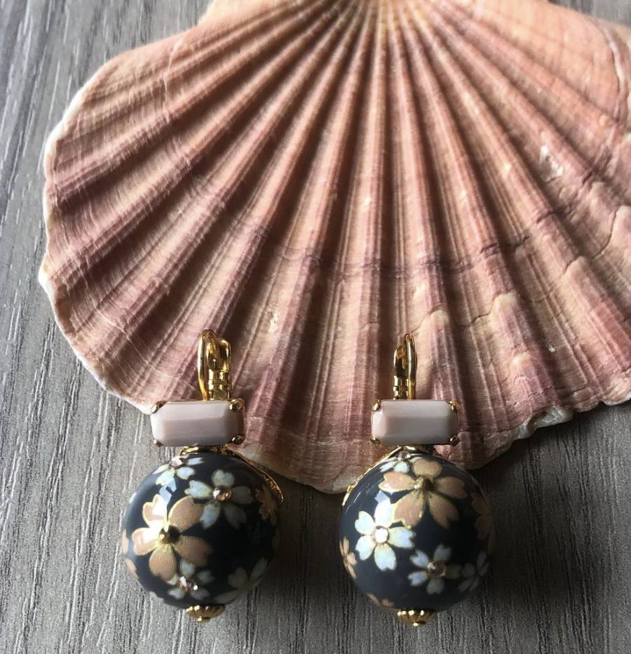 ¿Tu ama adora los complementos que lucen rostros conocidos como Paula Echevarría o Jennifer López? Regálale entonces unos pendientes de la tienda Lulú Martinés, situada en la calle Licenciado Poza número 8. En concreto, te proponemos que la sorprendas con el modelo bola de la firma Gas Bijoux. “Son un comodín que no pueden faltar en su joyero”, explica Ainhoa Martín, la propietaria de este comercio que ya se ha alzado como un referente de accesorios en Bilbao. 