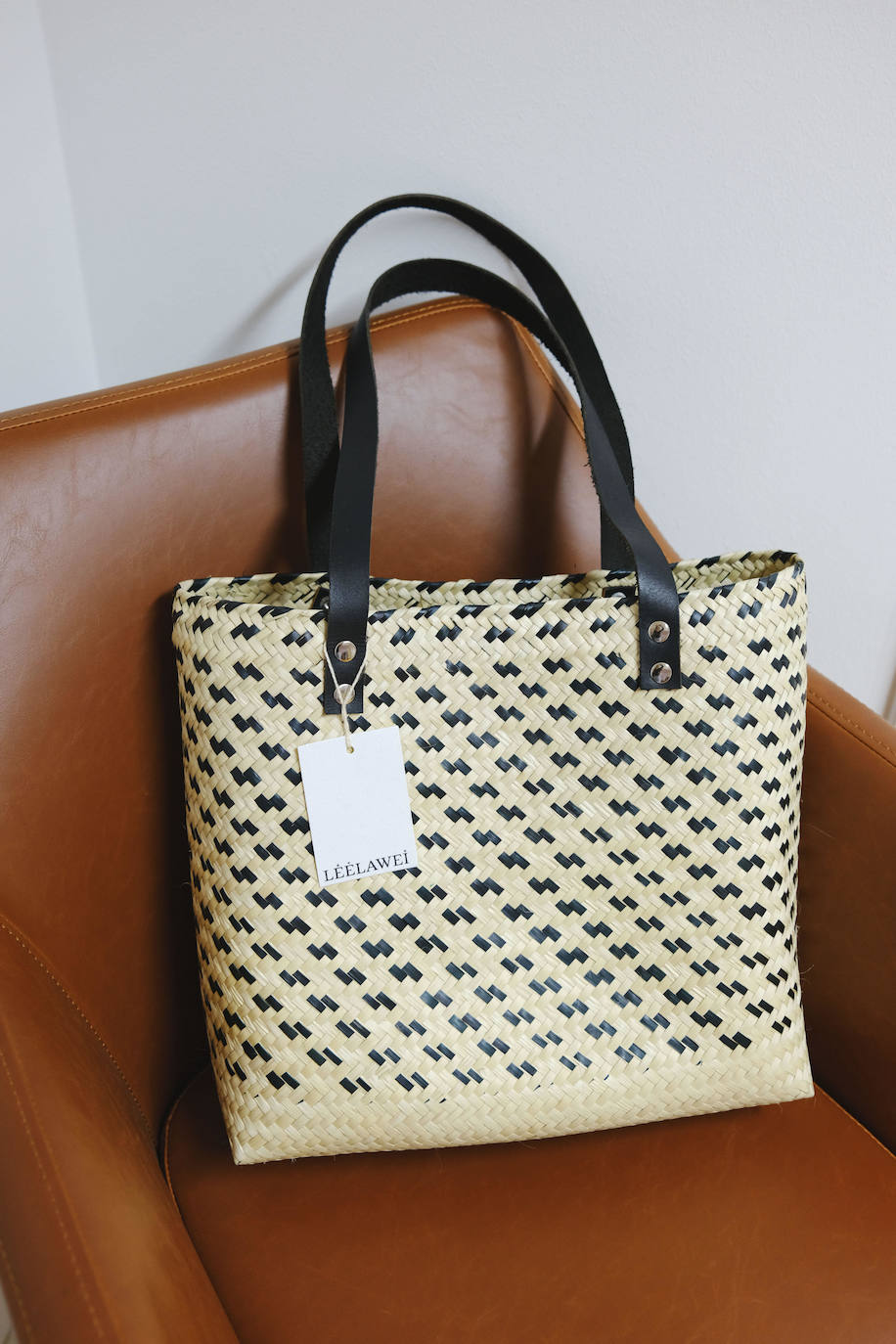 Leyre Arin acerca la tradición de México a Bilbao con su tienda online LËËLAWEI. Entre sus artículos, confeccionados con mimo por mujeres artesanas en Teotitlán del Valle, Oaxaca, se encuentra este capazo de palma que le robará el corazón a tu amatxu. El accesorio cuesta 55 euros y sí, combinará a la perfección con su chaqueta vaquera y botas 'cowboy'.