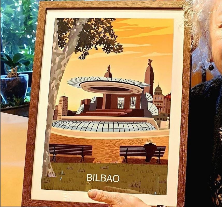 Para aquellas madres que presumen de ser de Bilbao, no hay un regalo mejor que estas láminas sobre míticos enclaves de la villa. Un detallazo para decorar el salón con rincones del 'botxo' como el Mercado de la Ribera, el Guggenheim o la Plaza Moyúa. Podrás encontrar estas ilustraciones de la marca vizcaína 'From The Basque Country' en su página web (www.fromthebasquecountry.com). La lámina de la imagen cuesta 15,90 euros.