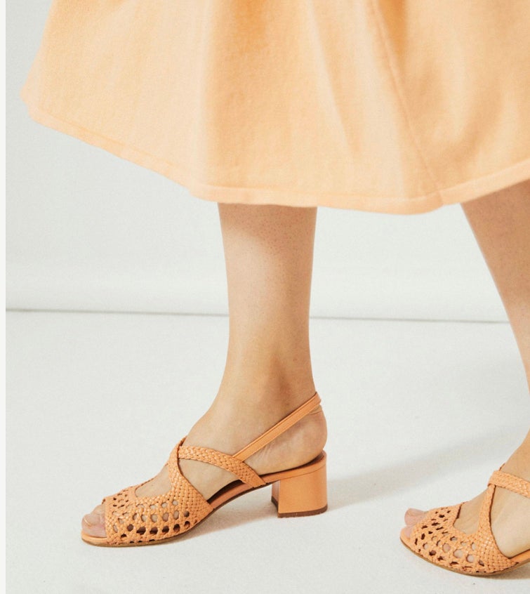 Unas sandalias retro y cómodas en color mandarina de la tienda LaSuite, en la calle Doctor Achúcarro número 1. Cuestan 194 euros.