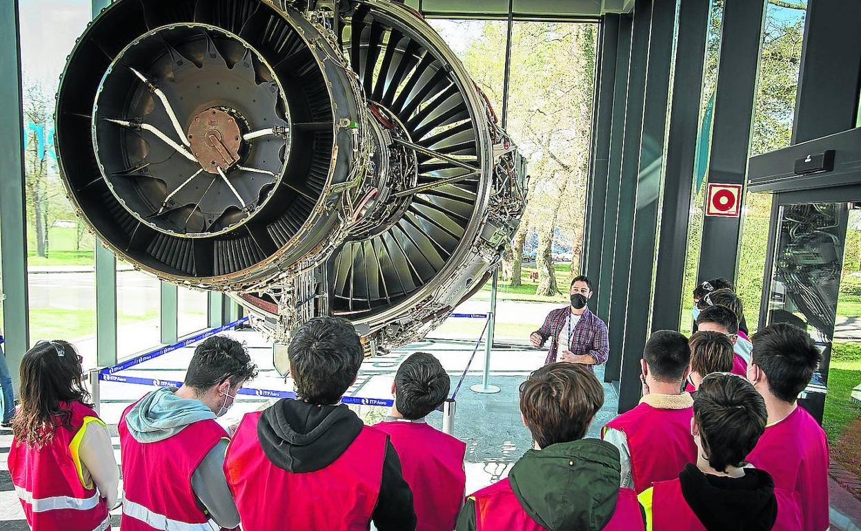 Visita de estudiantes a las instalaciones de la empresa ITP Aero. 