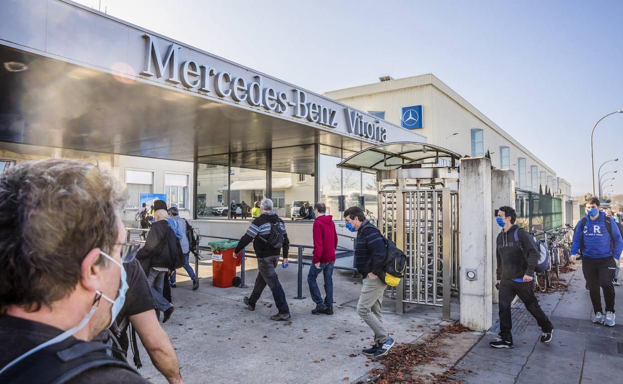 Trabajadores de Mercedes acceden a la planta para comenzar su jornada en el turno de tarde.