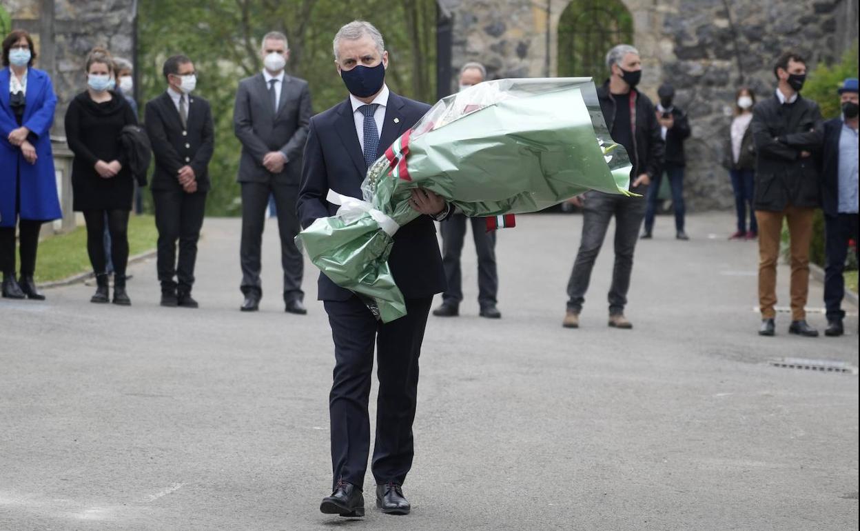 El lehendakari, Iñigo Urkullu, durante la ofrenda floral del año pasado a las víctimas del bombardeo de Gernika