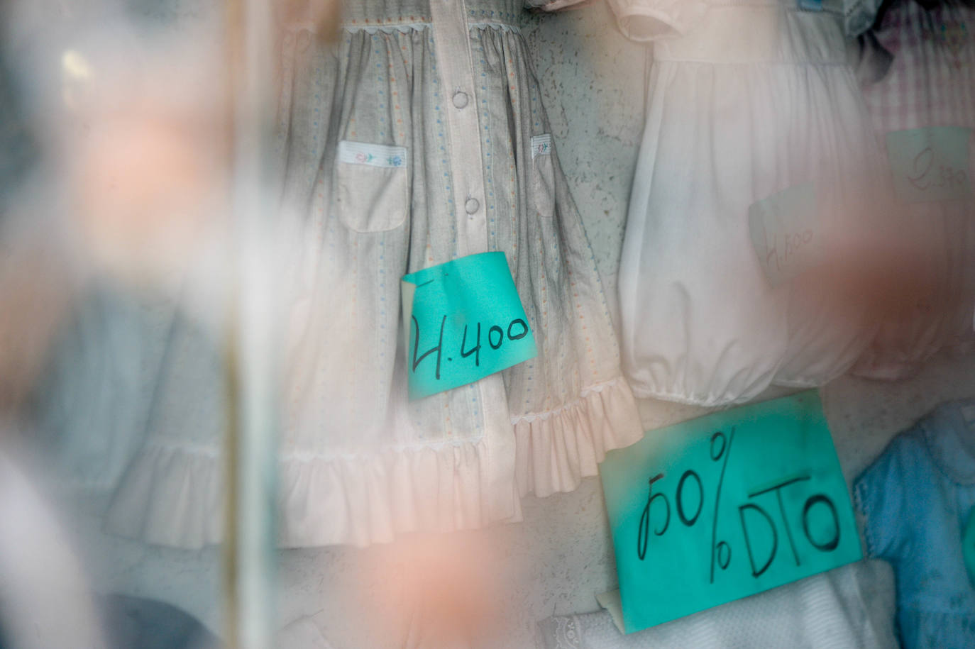 Fotos: La misteriosa tienda de Santurtzi cerrada hace 20 años: precios en pesetas y vestidos abandonados