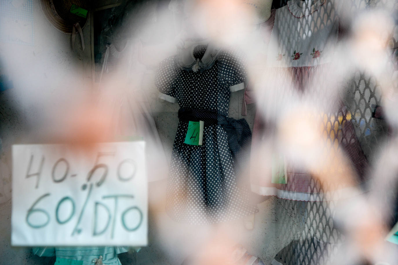 Fotos: La misteriosa tienda de Santurtzi cerrada hace 20 años: precios en pesetas y vestidos abandonados