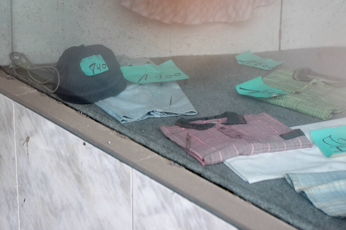 Fotos: La misteriosa tienda de Santurtzi cerrada hace 20 años: precios en pesetas y vestidos abandonados