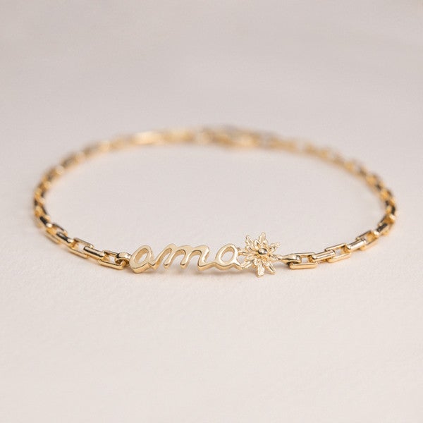 La firma de joyería Eguzkilore lanza una colección de joyas con identidad propia con motivo del Día de la Madre. Una edición especial llena de collares, pulseras, pendientes y charms que homenajean a quienes más queremos. Además, regalan una tarjeta ‘Maite Zaitut Ama’ personalizable con una dedicatoria muy especial para todas las amatxus. Entre todas las opciones nos quedamos con la pulserita ‘Ama’, en plata de 1º Ley con motivo de Eguzkilore bañado en oro de 18 quilates. Precio: 95 euros, disponible en su página web.