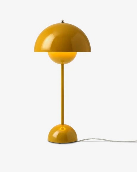 Las madres amantes de la decoración seguro que tienen una de estas lámparas en forma de media luna haciéndoles ojitos en el escaparate de Olive Store. Dale el gustazo con este modelo mostaza para avivar cualquier rincón de casa. Esta temporada observamos un claro guiño retro en las formas y los colores, encontrando en las luminarias su máxima representación. Precio: 301 €.