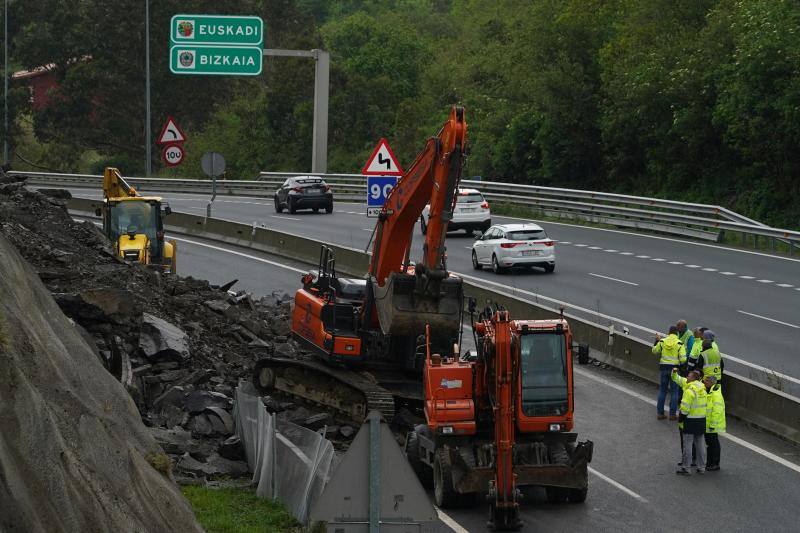 Fotos: Un desprendimiento de tierra en Ontón obliga a cerrar dos carriles de la A-8
